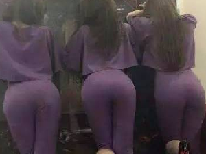 姑娘们在玩躲猫猫的游戏，算我一