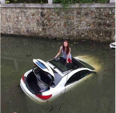 妹子开车去游泳 机智的从天窗逃生