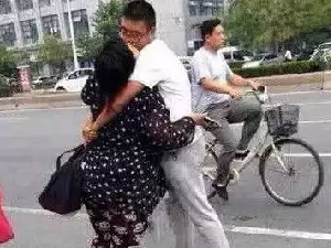 街头处处现真爱，令我落泪！