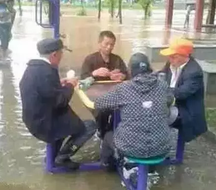 什么也阻挡不了大爷大妈们玩牌