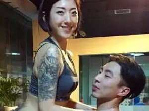 一对运动的男女，姿势果真不简单