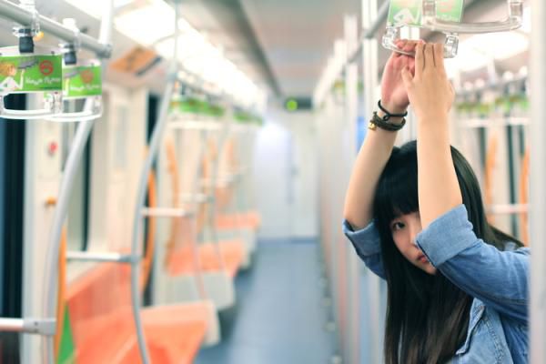 女生孤独落寞 我会一直在即使风景都尘埃