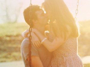 恋人亲吻图 好好珍惜在一起的日子