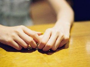 双手在一起的唯美图 摆动着优美的手