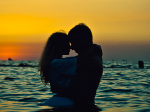 唯美恩爱情侣美图 坚持到你不爱的最