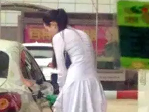 穿高跟鞋开车可不妥