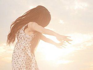 妹子意境图 我们微笑着说年轻真好