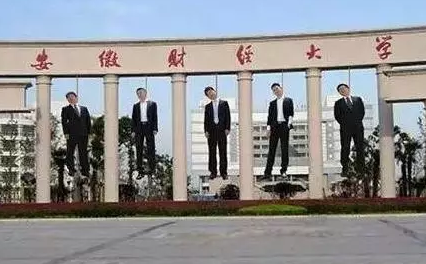 同学你们这么拍毕业照是要把校长吓死吗