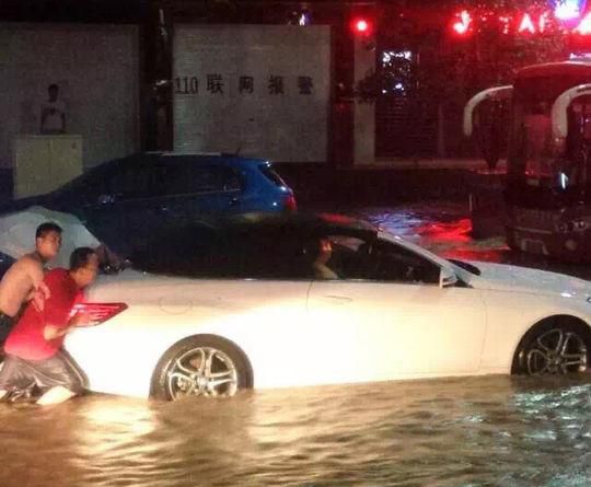 当跑车遇到大水 也没辙了