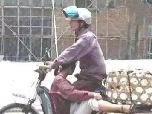 妹子的坐姿很销魂，大哥的反应很