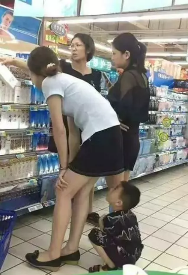 小朋友你蹲在别人裙子下面看什么呢