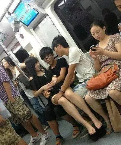 两男一女，求推理他们的关系！