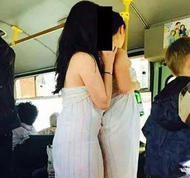 妹子怎么披着床单就跑上公交了