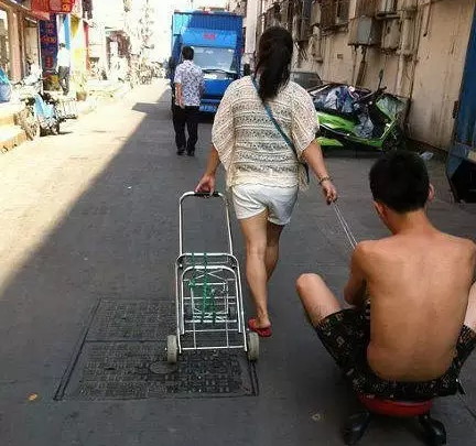 遛狗遛猫，这妹子遛男人