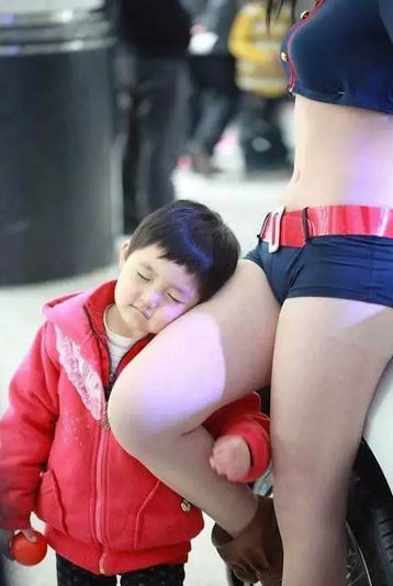 真羡慕小朋友，大白腿可以随便抱