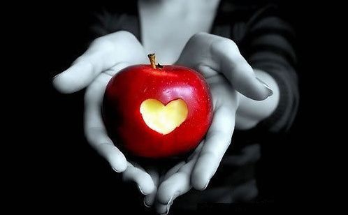 双手在一起的唯美图 摆动着优美的手指