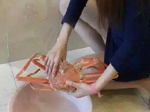 这螃蟹腿好长，我能吃一年