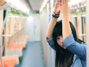 女生孤独落寞 我会一直在即使风景都