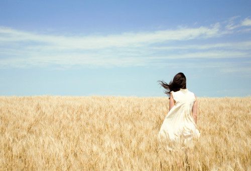 麦田里的女生唯美图片大全