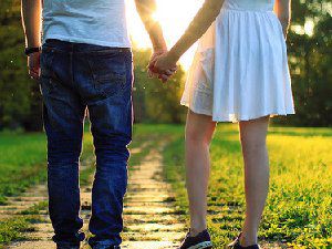 唯美情侣背影图片 远望是一个美