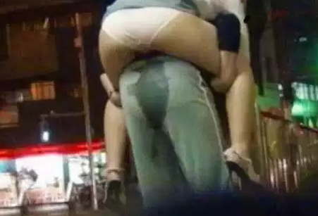 千万不要背一个喝醉的女人，别问我为什么