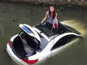 妹子开车去游泳 机智的从天窗逃