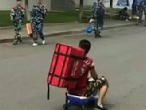 外卖小哥真是拼了