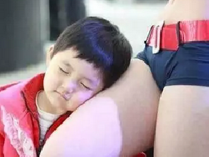 真羡慕小朋友，大白腿可以随便抱