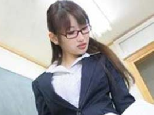 女教师不穿内衣引争议【组图】