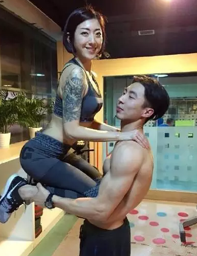 一对运动的男女，姿势果真不简单