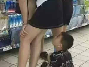 小朋友你蹲在别人裙子下面看什么