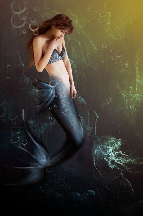 湛蓝的深海里 有美人鱼的写真图片