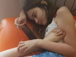 妹子这个姿势有点逆天啊