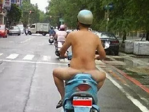 大哥，你这样骑车不算违章啊？