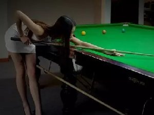 妹子打球天赋不错