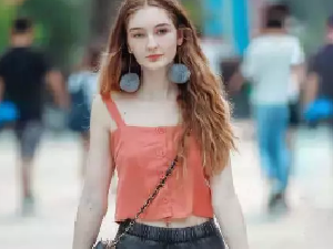 这妹子是不是飘了