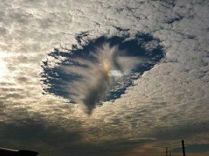 灰色天空意境图片 仿佛神秘地带