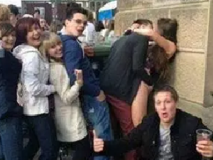 情侣路边亲热，你们凑什么热闹？