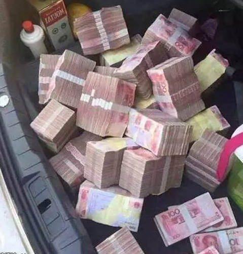 后备箱乱的都这样了