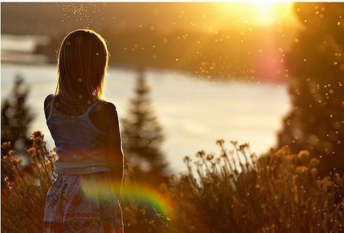 独自一人看美丽的风景意境女生背影