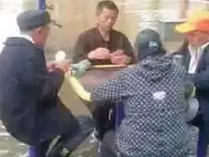 什么也阻挡不了大爷大妈们玩牌