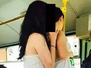 妹子怎么披着床单就跑上公交了