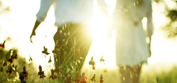 唯美情侣背影图片 远望是一个美景