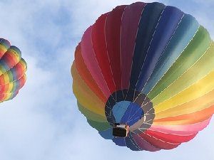 热气球在空中飞舞的意境美图