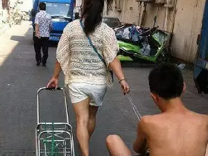 遛狗遛猫，这妹子遛男人