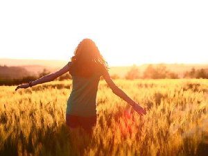 麦田里的女生唯美图片大全