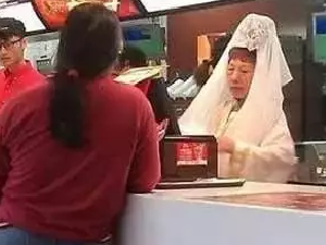 这个店员。。。吓我一跳