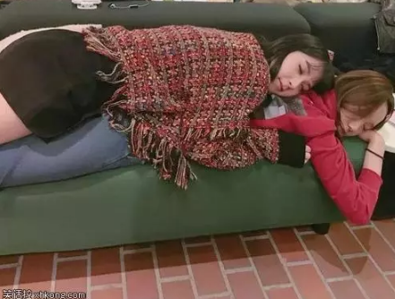 妹子很软，我也要这样压着