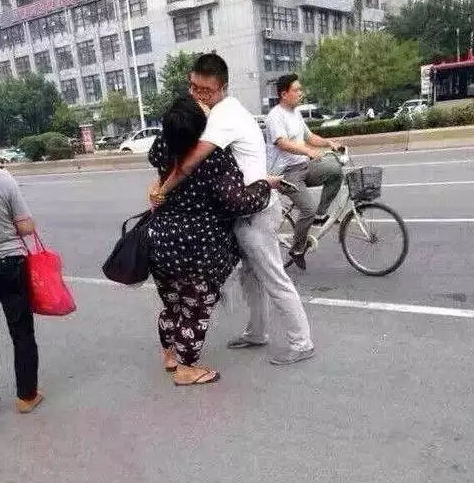 街头处处现真爱，令我落泪！