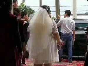 新娘气场很足，新郎有福了！